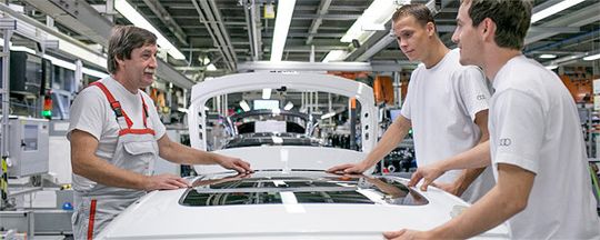 Der Mensch bleibt: Auch in der Fabrik der Zukunft wird der Mensch der Erfolgsfaktor sein. Weil er denken, sehen und fühlen kann, besser als jeder Roboter. Der Mensch bleibt: Auch in der Fabrik der Zukunft wird der Mensch der Erfolgsfaktor sein. Weil er denken, sehen und fühlen kann, besser als jeder Roboter.