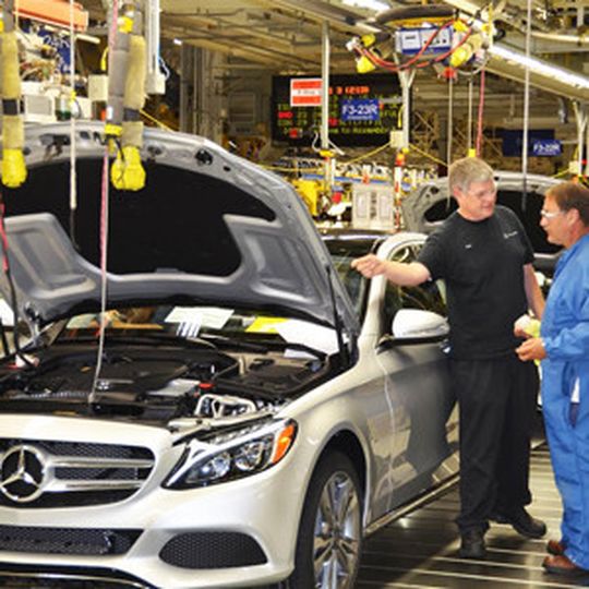 Mercedes hat im US-Werk Tuscaloosa die Produktion der neuen C-Klasse gestartet. Tuscaloosa ist der dritte Standort des globalen C-Klasse-Produktionsverbunds. Mercedes hat im US-Werk Tuscaloosa die Produktion der neuen C-Klasse gestartet. Tuscaloosa ist der dritte Standort des globalen C-Klasse-Produktionsverbunds.