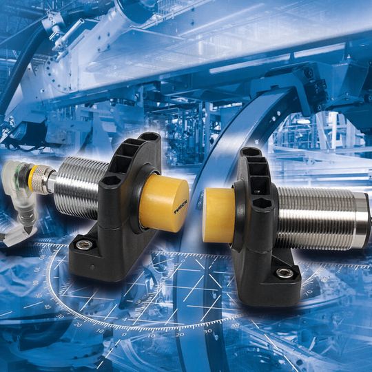 Turcks induktive Koppler übertragen Daten und Energie auch bei Winkel- und Parallelversatz.