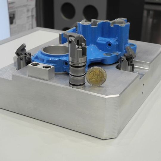 Mit einem Spannhub von 4 mm und einer Spannkraft von 1,2 kN ist der platzsparende Mini-Kompaktspanner für den Einsatz in beengten Maschinenräumen und bei Werkstücken mit kleinem Spannrand konzipiert.