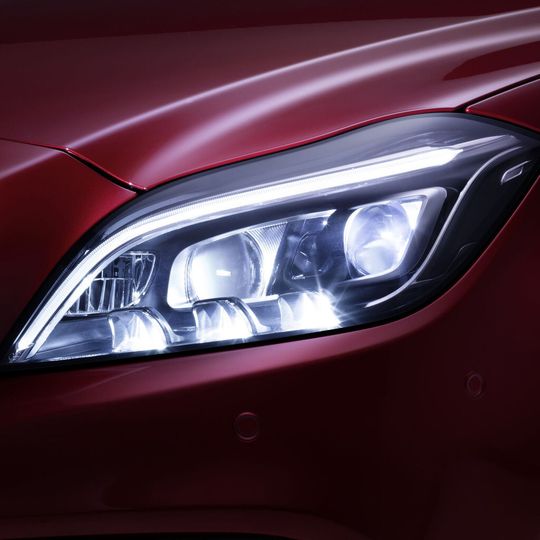 Ab September ist der Mercedes-Benz CLS mit Multibeam-LED-Scheinwerfern zu haben. Ab September ist der Mercedes-Benz CLS mit Multibeam-LED-Scheinwerfern zu haben.