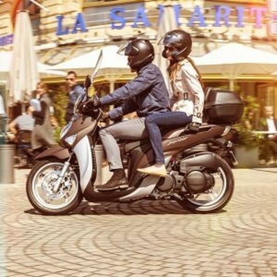 Der Xenter 125 soll sich nun noch effizienter durch den Stadtverkehr winden können. Der Xenter 125 soll sich nun noch effizienter durch den Stadtverkehr winden können.