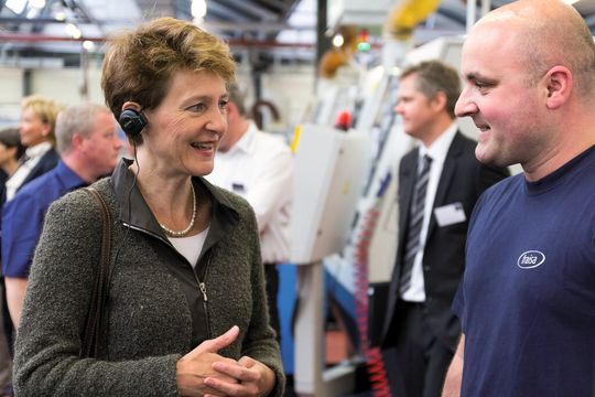 Bundesrätin Simonetta Sommaruga im Gespräch mit einem Mitarbeiter der Fraisa SA. Bundesrätin Simonetta Sommaruga im Gespräch mit einem Mitarbeiter der Fraisa SA.