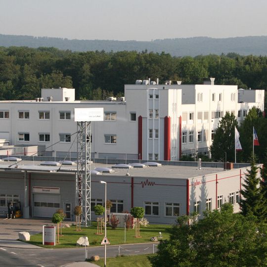 Seit mehreren Jahrzehnten hat das in Bad Homburg v. d. Höhe gegründete Unternehmen nun seinen Hauptsitz in Friedrichsdorf am Fuße des Taunus. Seit mehreren Jahrzehnten hat das in Bad Homburg v. d. Höhe gegründete Unternehmen nun seinen Hauptsitz in Friedrichsdorf am Fuße des Taunus.