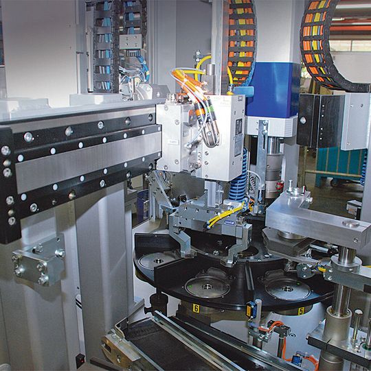 Bild 1: In der flexiblen Montagezelle für Spezialkugellager arbeiten zwei Linearmotorachsen horizontal und vertikal zusammen. Die schlanke Bauform der Achsen ist dabei von Vorteil.