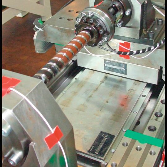 Bild 1: Wie verhält sich ein Kugelgewindetrieb bei zunehmendem Wärmeeintrag? Dieser Frage ging das Werkzeugmaschinenlabor WZL der RWTH Aachen nach.