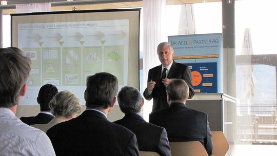 Dr. Peter Acél, Inhaber der Dr. Acél & Partner AG, leitet durch das Kolloquium. Dr. Peter Acél, Inhaber der Dr. Acél & Partner AG, leitet durch das Kolloquium.