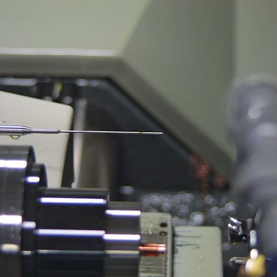 Bild 1: Die Tieflochbohrer auf der Cincom Evolution L20E Langdrehmaschine von Citizen erreichen an Bohrungstiefen mehr als das 35-Fache des Durchmessers.