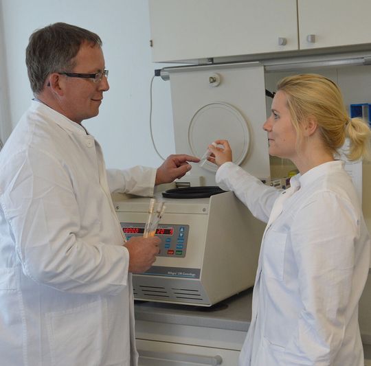 Prof. Frank Kempken und Erstautorin Krisztina Kollath-Leiß beim Betrachten von DNA-Material, das aus Pilzen extrahiert wurde. Prof. Frank Kempken und Erstautorin Krisztina Kollath-Leiß beim Betrachten von DNA-Material, das aus Pilzen extrahiert wurde.