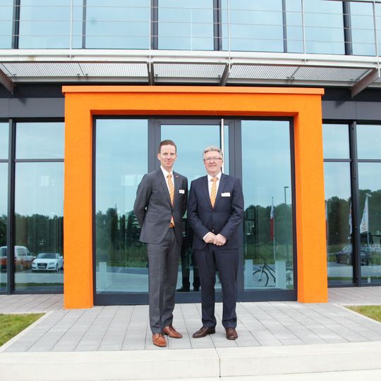 Björn (l.) und Gerd Kemper vor dem neuen Unternehmenssitz in Waltrop. Björn (l.) und Gerd Kemper vor dem neuen Unternehmenssitz in Waltrop.