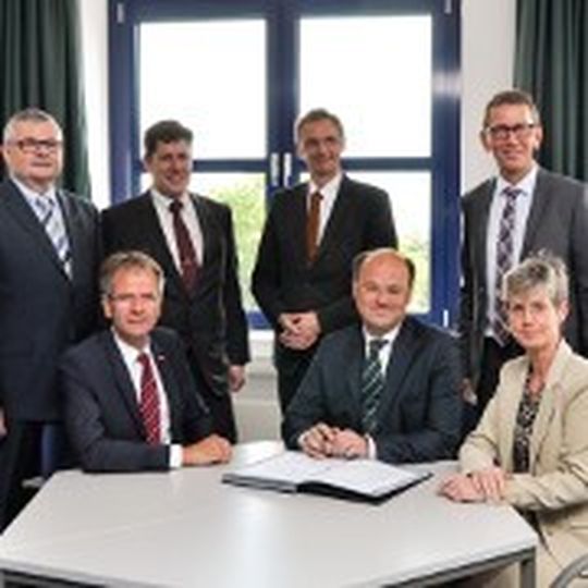 Vertreter von Hochschule, Schule und Handwerk unterzeichneten die Absichtserklärung. Vertreter von Hochschule, Schule und Handwerk unterzeichneten die Absichtserklärung.