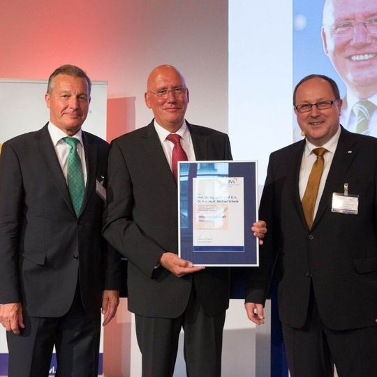 Für sein herausragendes persönliches Engagement wurde Prof. Dr. Michael Schenk mit der Ehrenmitgliedschaft in der Bundesvereinigung Logistik BVL ausgezeichnet. Der Vorsitzende des Wissenschaftlichen Beirats der BVL, Prof. Dr. Werner Delfmann (l.), und BVL-Geschäftsführer Prof. Dr. Thomas Wimmer (r.) überreichten die Urkunde. Für sein herausragendes persönliches Engagement wurde Prof. Dr. Michael Schenk mit der Ehrenmitgliedschaft in der Bundesvereinigung Logistik BVL ausgezeichnet. Der Vorsitzende des Wissenschaftlichen Beirats der BVL, Prof. Dr. Werner Delfmann (l.), und BVL-Geschäftsführer Prof. Dr. Thomas Wimmer (r.) überreichten die Urkunde.