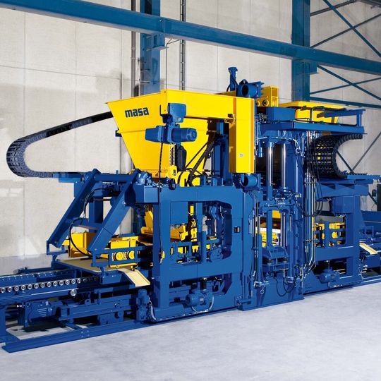 Mit Betonsteinfertigungsmaschinen von Masa lassen sich unterschiedlichste Betonsteine aus Leicht- und Schwerbeton herstellen. Mit Betonsteinfertigungsmaschinen von Masa lassen sich unterschiedlichste Betonsteine aus Leicht- und Schwerbeton herstellen.