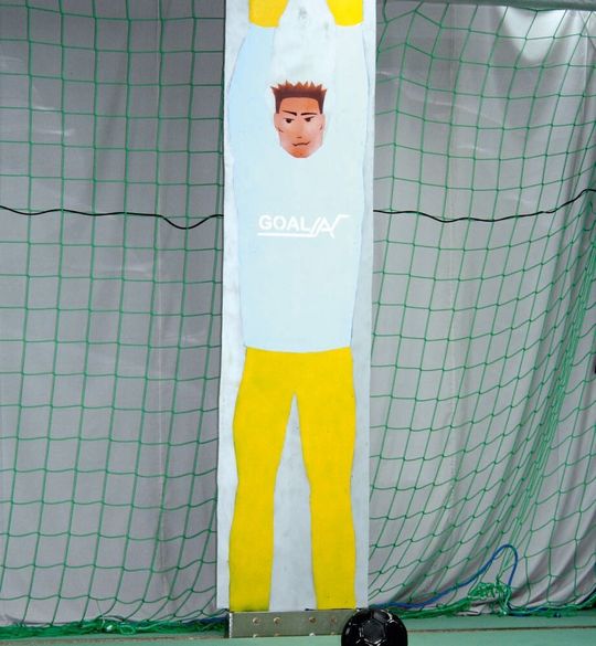 Goalias ist ein automatisierter Torwart, eine mannshohe Kunststoffplatte mit aufgemaltem Gesicht, Trikot und Hose. Mit bis zu 15,2 m/s kann er zur Seite „springen“ und schafft dabei eine achtfache Erdbeschleunigung.