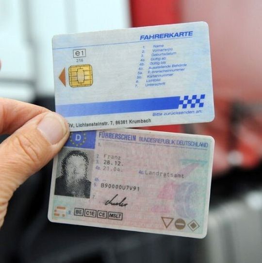 Freie Fahrt bei Fahrzeugkontrollen im Ausland: Dazu muss man einfach Führerschein und Fahrerkarte synchronisieren lassen. Freie Fahrt bei Fahrzeugkontrollen im Ausland: Dazu muss man einfach Führerschein und Fahrerkarte synchronisieren lassen.