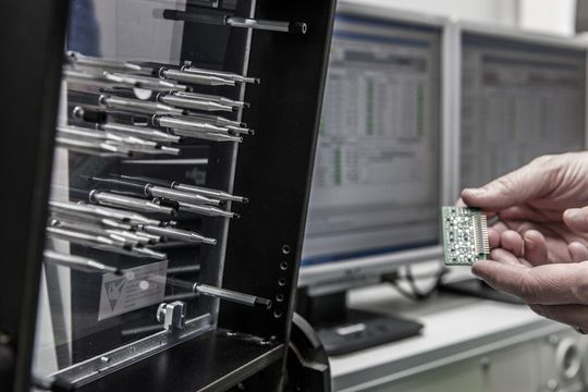 Der EMS-Dienstleister Prettl electronics erweitert seine Kompetenzen im Bereich des Prüfmittelbaus, Prüfmitteldesigns und Erstellung von Testkonzepten sowie kompletten Testadaptionen.