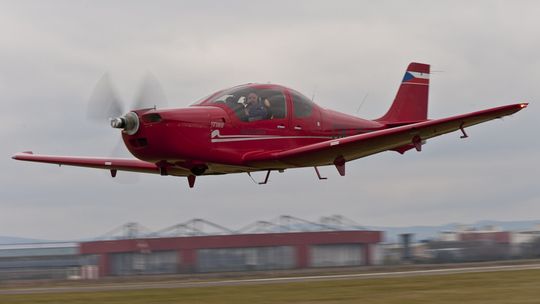 Weltpremiere: Beim Testflug mit einer Evektor VUT 100 Cobra wurde erstmals die Propeller-Verformung im Flug beobachtet. Weltpremiere: Beim Testflug mit einer Evektor VUT 100 Cobra wurde erstmals die Propeller-Verformung im Flug beobachtet.