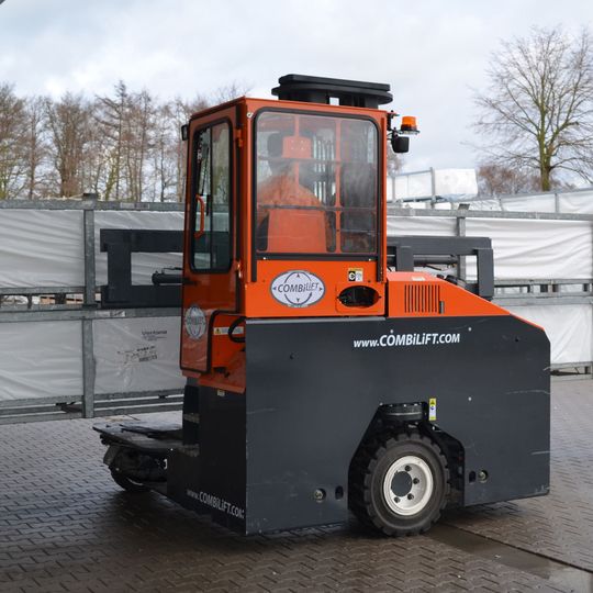 Kommt unter anderem im Sonderfensterbau zum Einsatz: der Elektro-Vierwegestapler C4000E. Kommt unter anderem im Sonderfensterbau zum Einsatz: der Elektro-Vierwegestapler C4000E.