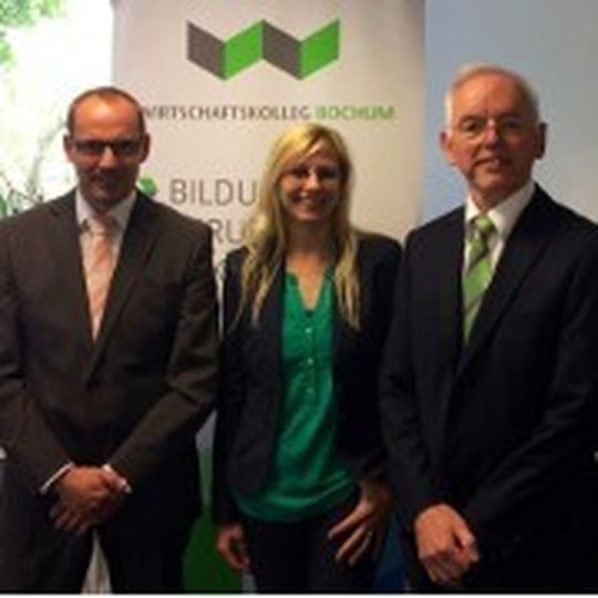 Tiemeyer-Vorstand Michael Evers (li.) sowie Simone Vogel und Detlef Hofmann vom Wirtschaftskolleg freuen sich auf die Zusammenarbeit.