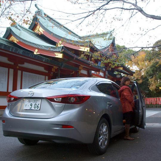 Wer in Japan auf Nummer sicher gehen will, dass Auto und Insassen sicher unterwegs sind, wird bei einem Schrein vorstellig. Wer in Japan auf Nummer sicher gehen will, dass Auto und Insassen sicher unterwegs sind, wird bei einem Schrein vorstellig.