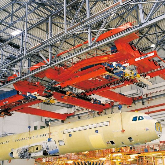 Demag-Prozesskran in der Fertigungsendlinie bei Airbus in Hamburg-Finkenwerder. Demag-Prozesskran in der Fertigungsendlinie bei Airbus in Hamburg-Finkenwerder.