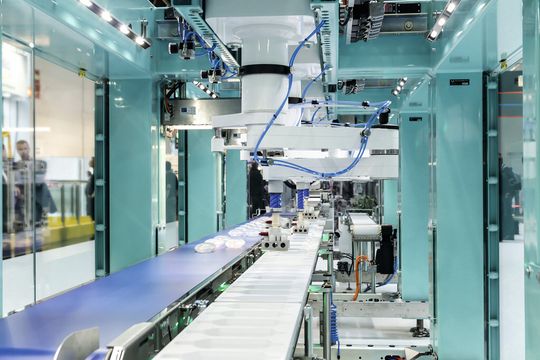 Lange angekündigt und zur Interpack 2014 wahrgemacht: Die schaltschranklose Verpackungsmaschine. Lange angekündigt und zur Interpack 2014 wahrgemacht: Die schaltschranklose Verpackungsmaschine.