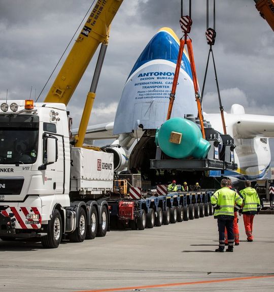DB Schenker bringt 141-t-Zylinder mit Schiff, Lkw und Flugzeug von Berlin nach Kanada. DB Schenker bringt 141-t-Zylinder mit Schiff, Lkw und Flugzeug von Berlin nach Kanada.
