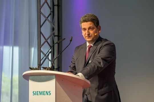 Miguel-Angel López, CFO Sektor Industry, betonte das hochmoderne und zukunftsträchtige Arbeitsumfeld in Fürth. Miguel-Angel López, CFO Sektor Industry, betonte das hochmoderne und zukunftsträchtige Arbeitsumfeld in Fürth.