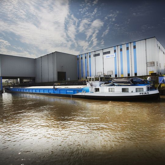 Die Betriebsanlage verfügt über einen eigenen Hafen, an dem fast täglich neue Schiffsladungen mit Stahlcoils eintreffen. Die Betriebsanlage verfügt über einen eigenen Hafen, an dem fast täglich neue Schiffsladungen mit Stahlcoils eintreffen.