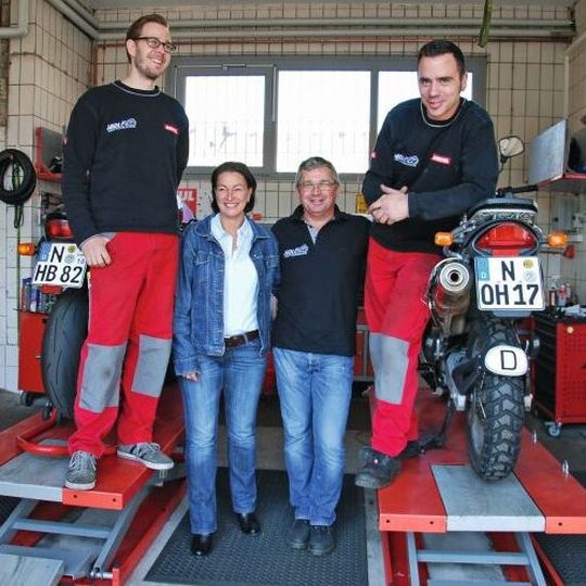 Das Seidl-Team verbucht auch im Winter eine relativ gute Werkstattauslastung. An rund 50 eingelagerten Kundenfahrzeugen führen die Mechaniker Wartungs- und Reparaturarbeiten durch, die im Sommer nicht unbedingt notwendig waren. Das Seidl-Team verbucht auch im Winter eine relativ gute Werkstattauslastung. An rund 50 eingelagerten Kundenfahrzeugen führen die Mechaniker Wartungs- und Reparaturarbeiten durch, die im Sommer nicht unbedingt notwendig waren.