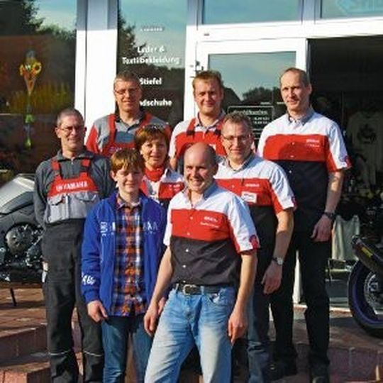 „Alle unsere Mitarbeiter fahren selbst Motorrad, und diese Leidenschaft spürt der Kunde“, sagt Inhaber Matthias Gärtner (vorn) über sein Team. „Alle unsere Mitarbeiter fahren selbst Motorrad, und diese Leidenschaft spürt der Kunde“, sagt Inhaber Matthias Gärtner (vorn) über sein Team.