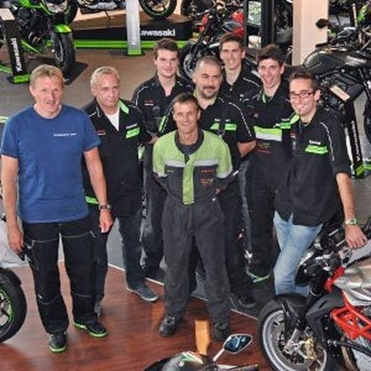 Das Team von Kawa-Motor mit seinem Chef Thomas Grimm (blaues Hemd). Das Team von Kawa-Motor mit seinem Chef Thomas Grimm (blaues Hemd).