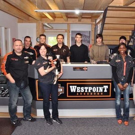 Das Westpoint-Team mit Mann und Maus ... äh Hund. Links außen: Michael und Susanne Scholz mit Jacky-Boy. Das Westpoint-Team mit Mann und Maus ... äh Hund. Links außen: Michael und Susanne Scholz mit Jacky-Boy.