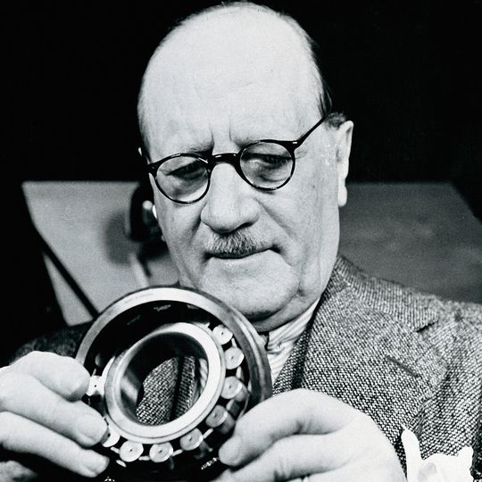 Der schwedische Ingenieur Sven Wingquist legt mit der Erfindung des zweireihigen Pendelkugellagers den Grundstein für SKF. Der schwedische Ingenieur Sven Wingquist legt mit der Erfindung des zweireihigen Pendelkugellagers den Grundstein für SKF.