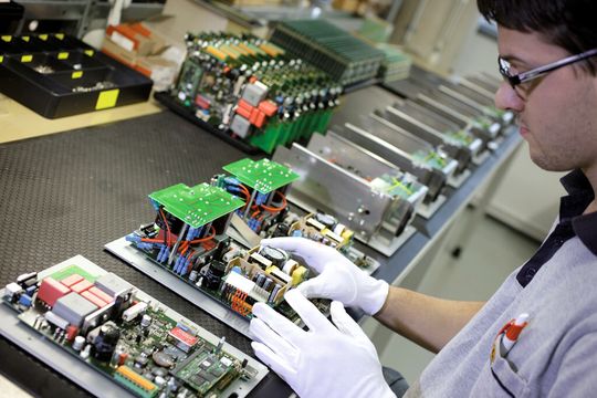 Fertigungstiefe: Hier sind komplette Geräte der Kunden in der Endmontage. Worauf bei der Wahl des EMS-Dienstleisters zu achten ist, lesen Sie im Text. Fertigungstiefe: Hier sind komplette Geräte der Kunden in der Endmontage. Worauf bei der Wahl des EMS-Dienstleisters zu achten ist, lesen Sie im Text.