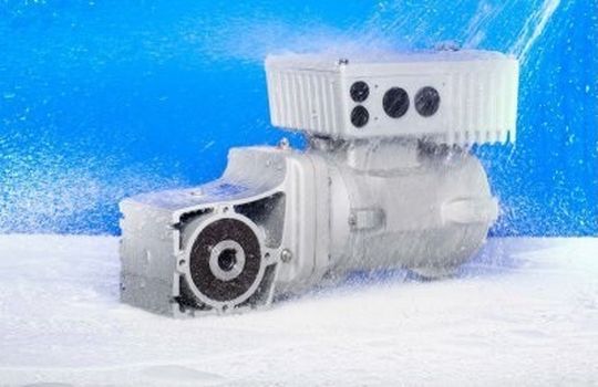 Les entraînements à vitesse variable SK 180E fournissent un démarrage électronique et un contrôle précis de la vitesse avec une protection IP66/IP69K. Les entraînements à vitesse variable SK 180E fournissent un démarrage électronique et un contrôle précis de la vitesse avec une protection IP66/IP69K.