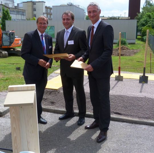 Klaus Eberhardt, Oberbürgermeister der Stadt Rheinfelden, überreicht die Baugenehmigung an Werner Wohner und Peter Dettelmann von Evonik. Klaus Eberhardt, Oberbürgermeister der Stadt Rheinfelden, überreicht die Baugenehmigung an Werner Wohner und Peter Dettelmann von Evonik.