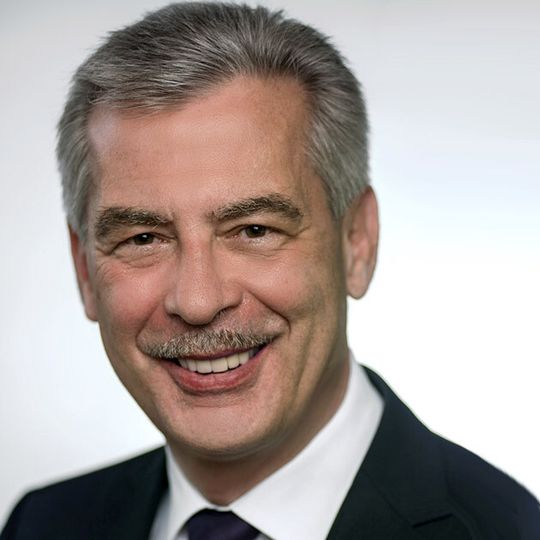 Georg Duffner, Vorsitzender der Geschäftsführung: „Der Erfolg geht auf das Konto beider Geschäftsbereiche, sowohl die Hochleistungs-Kunststoffe wie auch die Automobil-Kunststoffe haben neue Rekordumsätze erzielt.“ Georg Duffner, Vorsitzender der Geschäftsführung: „Der Erfolg geht auf das Konto beider Geschäftsbereiche, sowohl die Hochleistungs-Kunststoffe wie auch die Automobil-Kunststoffe haben neue Rekordumsätze erzielt.“