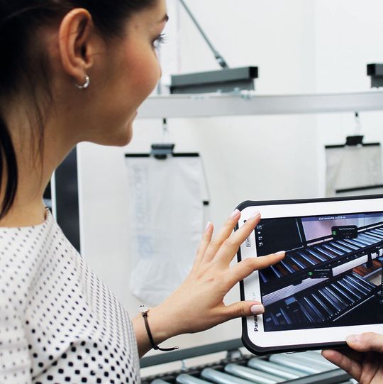 Knapp entwickelt mit Forschungspartnern ein intelligentes Assistenzsystem, das mithilfe von mobilen Endgeräten wie Tablets, Smartphones oder Datenbrillen eine geführte Wartung ermöglicht. Knapp entwickelt mit Forschungspartnern ein intelligentes Assistenzsystem, das mithilfe von mobilen Endgeräten wie Tablets, Smartphones oder Datenbrillen eine geführte Wartung ermöglicht.