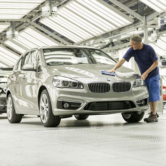 Das BMW Werk Leipzig startet mit der Serienproduktion des neuen BMW 2er Active Tourer zusammen zusammen mit anderen Fahrzeugen aus der 1er und 2er Reihe sowie mit dem X1. Das BMW Werk Leipzig startet mit der Serienproduktion des neuen BMW 2er Active Tourer zusammen zusammen mit anderen Fahrzeugen aus der 1er und 2er Reihe sowie mit dem X1.