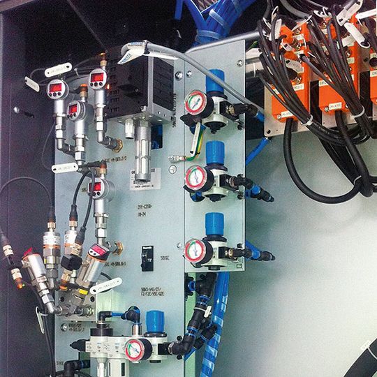 Bild 1: Einsatz der Koaxialventile auf der zentralen Fluidplatte einer Werkzeugmaschine: Die Wartungsfreundlichkeit ermöglicht den Austausch des Ventilsitzes in wenigen Minuten.