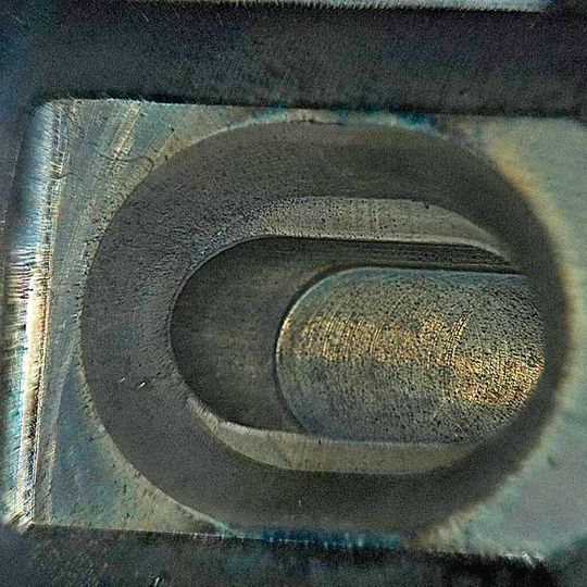 Gussteil nach dem thermischen Entgraten. Das Verfahren ist allerdings nicht für alle Werkstücke und Werkstoffe geeignet. Gussteil nach dem thermischen Entgraten. Das Verfahren ist allerdings nicht für alle Werkstücke und Werkstoffe geeignet.