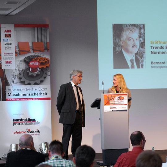 Der Anwendertreff Maschinensicherheit 2013: Auf dem Podium begrüßt Ute Drescher, Chefredakteurin der Fachzeitschrift Konstruktionspraxis Bernard Mysliwiec, Senior Safety Expert bei Siemens. Der Anwendertreff Maschinensicherheit 2013: Auf dem Podium begrüßt Ute Drescher, Chefredakteurin der Fachzeitschrift Konstruktionspraxis Bernard Mysliwiec, Senior Safety Expert bei Siemens.