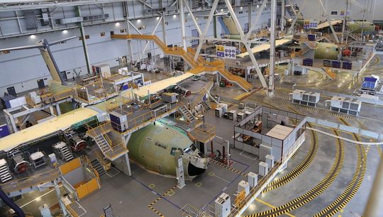 Flugzeugproduktion bei Airbus. Bei der Produktion der Maschinen sollen künftig auch selbstständig agierende Roboter eingesetzt werden. Flugzeugproduktion bei Airbus. Bei der Produktion der Maschinen sollen künftig auch selbstständig agierende Roboter eingesetzt werden.