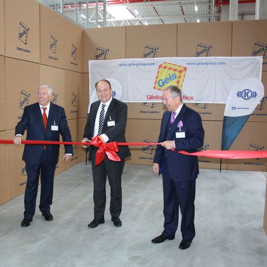 Roland Becker, Vice President Logistics and Supply Chain Management der Knorr-Bremse Systeme für Schienenfahrzeuge GmbH (Mitte), weiht gemeinsam mit den geschäftsführenden Gesellschaftern Wolfgang Geis (links) und Hans-Georg Geis das Logistikzentrum Seubtendorf ein. Roland Becker, Vice President Logistics and Supply Chain Management der Knorr-Bremse Systeme für Schienenfahrzeuge GmbH (Mitte), weiht gemeinsam mit den geschäftsführenden Gesellschaftern Wolfgang Geis (links) und Hans-Georg Geis das Logistikzentrum Seubtendorf ein.