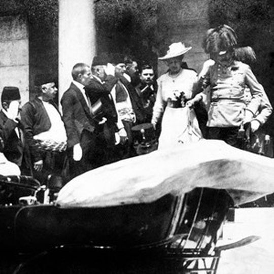 Tod im Gräf & Stift-Cabriolet: Am 28. Juni 2014 wurde das Thronfolgerpaar der Habsburger-Monarchie ermordet. Das Attentat von Sarajewo war Auslöser des Ersten Weltkriegs. Tod im Gräf & Stift-Cabriolet: Am 28. Juni 2014 wurde das Thronfolgerpaar der Habsburger-Monarchie ermordet. Das Attentat von Sarajewo war Auslöser des Ersten Weltkriegs.