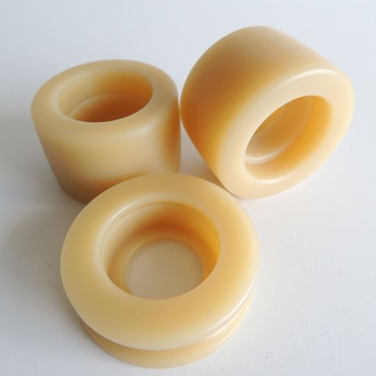 Sustakon ist ein Polyketon (PK) und vereint ausgewählte Eigenschaften verschiedener Polymere wie Polyamide, Polyester, Polyacetal und Polyolefine.