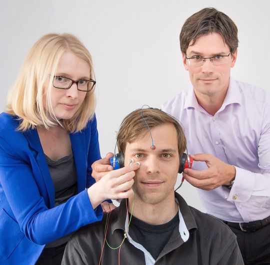 Im Schlaflabor: Dr. Nadine Petrovsky und Prof. Dr. Ulrich Ettinger vom Institut für Psychologie der Universität Bonn bestimmen bei einem Probanden (m.) mit der Präpulsinhibition die Filterfunktion des Gehirns. Im Schlaflabor: Dr. Nadine Petrovsky und Prof. Dr. Ulrich Ettinger vom Institut für Psychologie der Universität Bonn bestimmen bei einem Probanden (m.) mit der Präpulsinhibition die Filterfunktion des Gehirns.