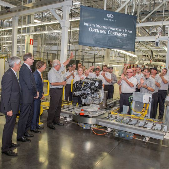 Produktion von 2,0-Liter-Vierzylinder-Benzinmotoren für Infiniti Q50 Sportlimousine und Mercedes-Benz C-Klasse sowie deren Derivate startet in der neuen Anlage in Decherd, Tennessee. Produktion von 2,0-Liter-Vierzylinder-Benzinmotoren für Infiniti Q50 Sportlimousine und Mercedes-Benz C-Klasse sowie deren Derivate startet in der neuen Anlage in Decherd, Tennessee.