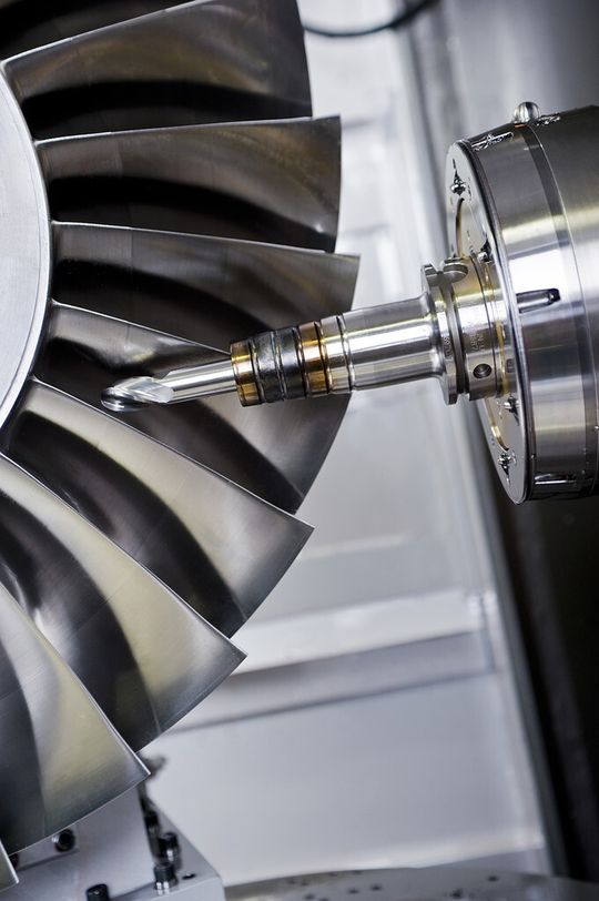 Maschine bei der Herstellung von Blisks für Flugzeugtriebwerke und Turbinen. Maschine bei der Herstellung von Blisks für Flugzeugtriebwerke und Turbinen.